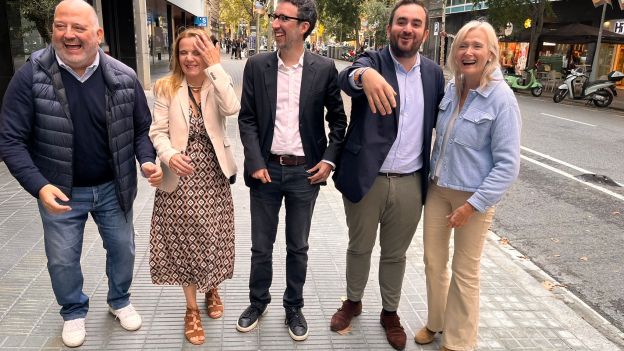 Esta mañana han coincido en Barcelona el nuevo senador Juan Milián con José Ángel Alonso, Esther del Brío, Ángeles Esteller y Agustín Parra