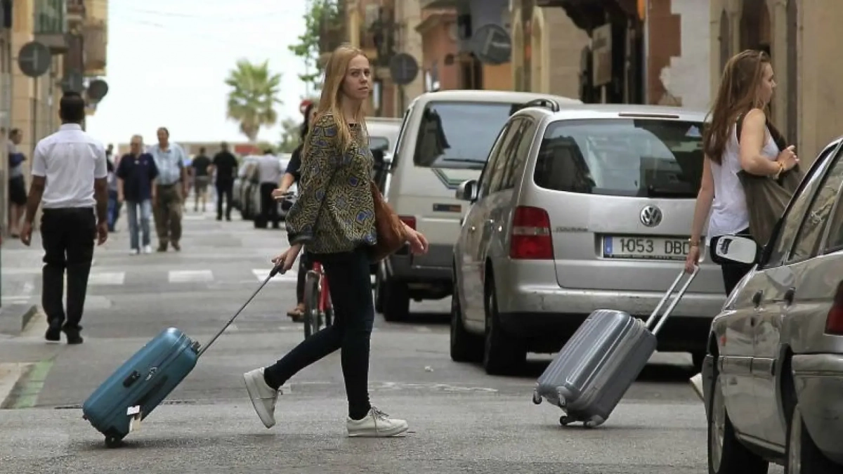 Esplugues se blinda ante el 'efecto Barcelona': veta los pisos turísticos y limita los hoteles para proteger la vivienda