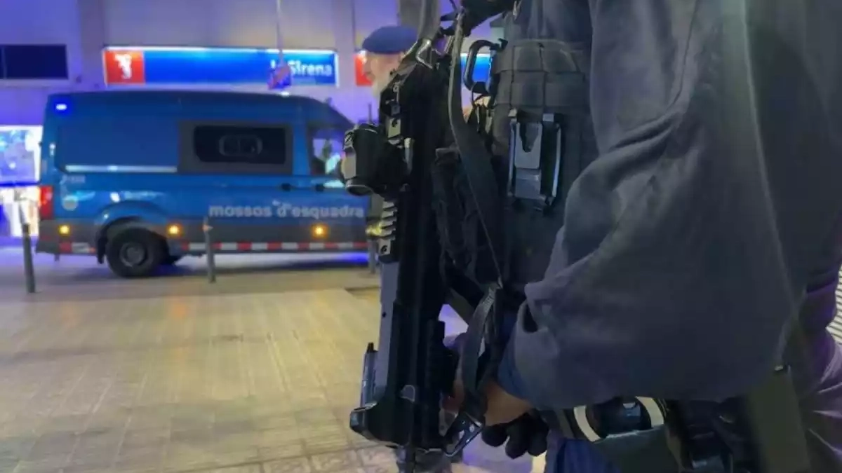 Dos detinguts i 87 identificats en un operatiu policial a la frontera entre Esplugues i l’Hospitalet