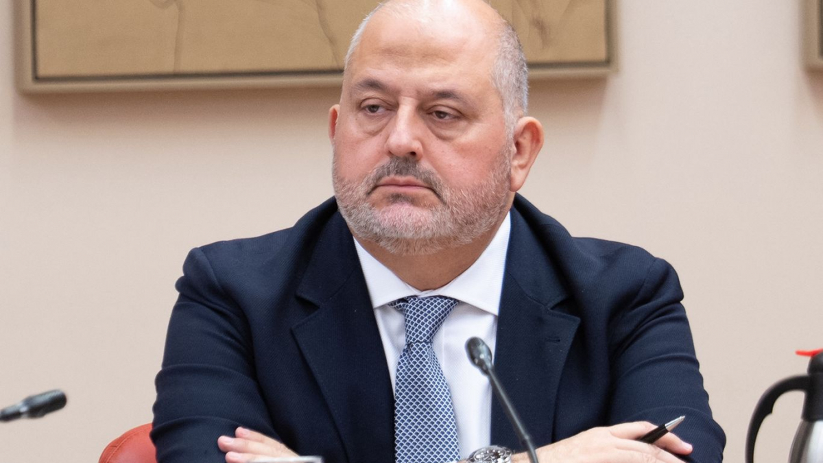 Agustín Parra (PP) denuncia que el Govern da la espalda a Esplugues impidiendo mejorar la vivienda, la movilidad, la sanidad y la seguridad
